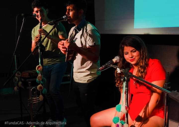 ADEMÁS DE ARQUITECTURA